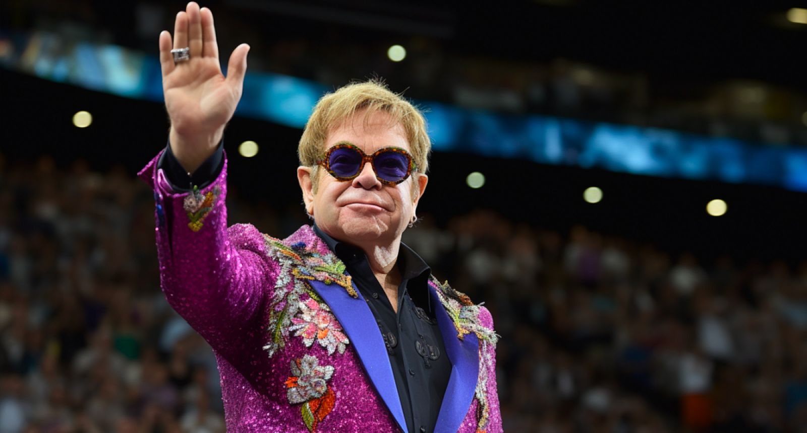 Le légendaire festival de Glastonbury accueille Elton John pour la première fois, où il dira adieu à ses fans britanniques.